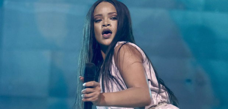 Ja çfarë bën Rihanna kur i hedhin reçipeta në skenë [VIDEO]