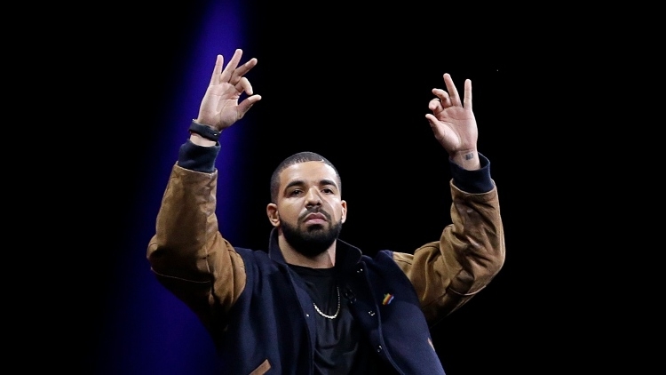 Ngacmonte femrat në koncertin e Drake, shikoni si reagon reperi[FOTO]