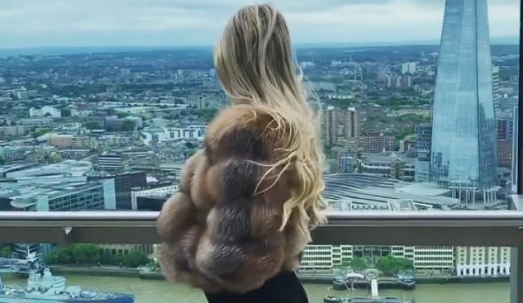 Këngëtarja shqiptare shtatzënë për herë të dytë