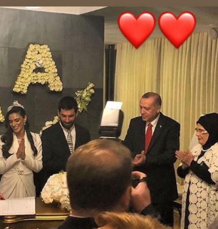 Futbollisti Turan i jep fund beqarisë, Erdogan dëshmitar i dasmës [FOTO]