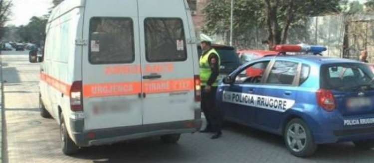 Pogradec, gjendet një 40 vjeçare e plagosur në rrugë, dyshohet se është përplasur nga ndonjë mjet i cili më pas është larguar nga vendngjarja