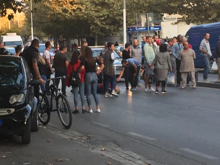 Aksident në Tiranë, automjeti përplas kalimtarin [FOTO]