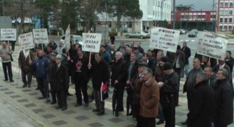 Të përmbyturit e Fierzës dalin në protestë