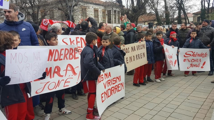 Dënimi nga UEFA, korçarët në protestë: Skëndërbeu ëndrra jonë, mos e vrisni [FOTO]
