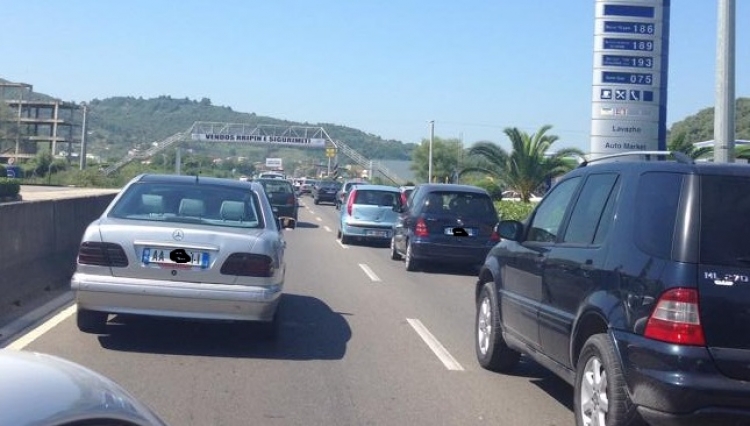 E diela e plazhit! Të gjithë drejt detit, trafik i rënduar në autostradë [FOTO]