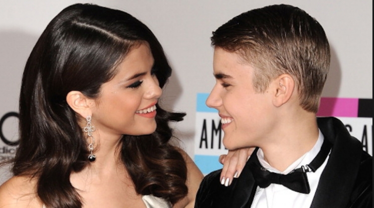 Më në fund! Konfirmohet lidhja, Justin dhe Selena kapen “mat” duke u puthur [FOTO]