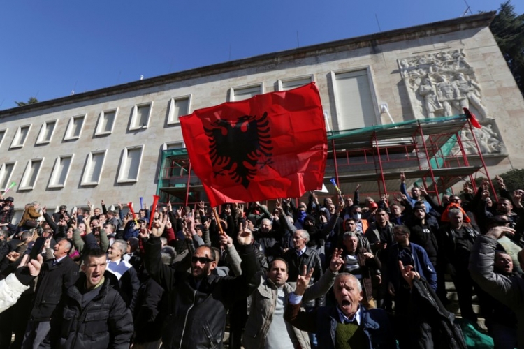 Frika për një '97 të dytë/ Nga tensionet politike dhe protestat në rrugë, ja çfarë shkruan gazeta e Vatikanit për Shqipërinë