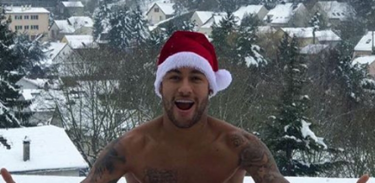 Neymar një babagjysh i zhveshur Krishtlindjesh në mes të dëborës [FOTO]