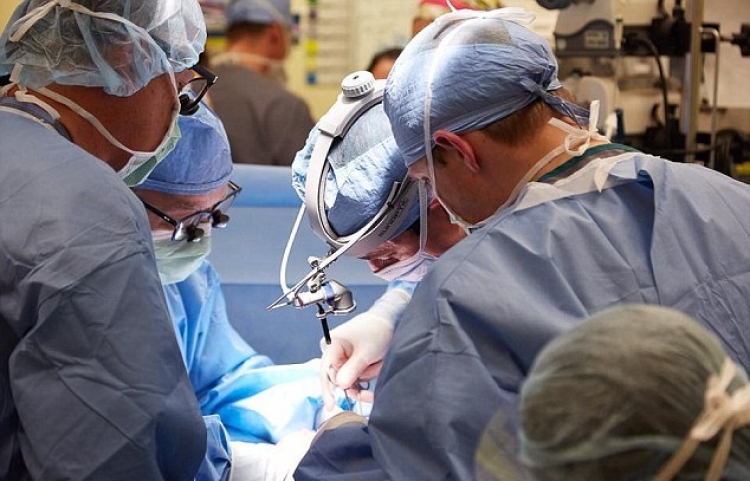 Një mrekulli e mjekesise: Operimi në binjaket me nje stomak, nje mëlçi, një fshikëz urinare e një kockë legeni del me sukses [FOTO]