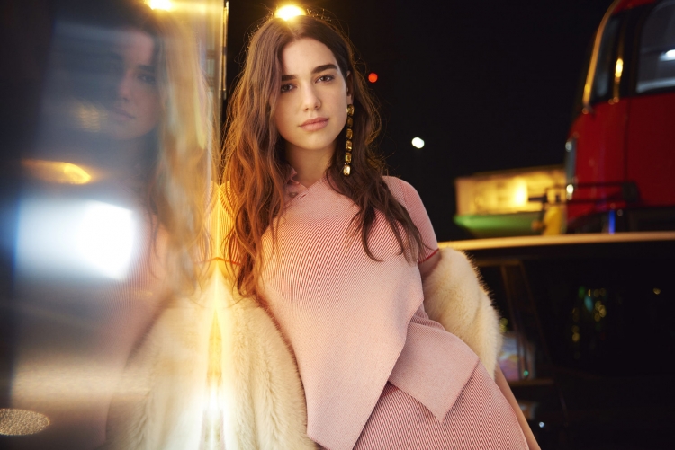 Një Qytet, Një Vajzë: Dua Lipa muza e Stella McCartney