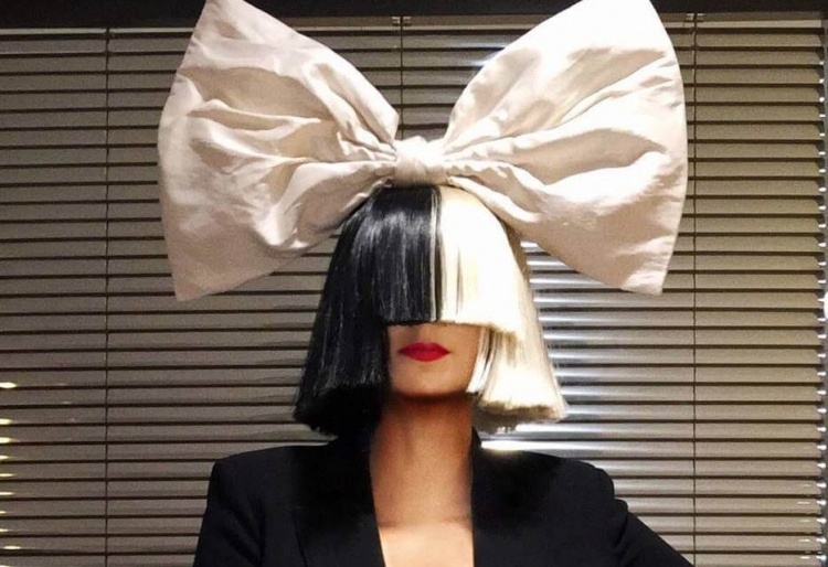 Sia bën një dalje të rrallë pa paruken që i mbulon fytyrën [FOTO]