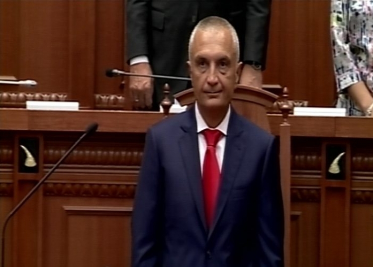 Meta  betohet si President: Vendosa të kandidoja për President më shumë me mendje, betimin sot e bëra  me zemër