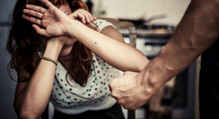 Lushnje, rreh gruan dhe e kërcënon që të mos shkojë në polici, arrestohet 57-vjeçari me iniciale L.D