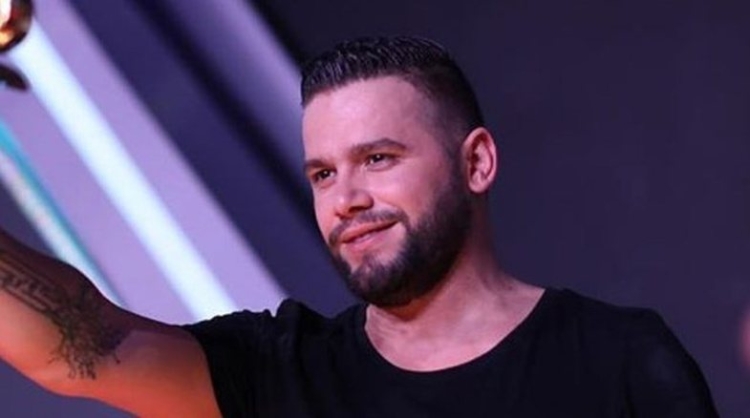 Të gjithë prisnin rikthimin me koncert të madh, por kush po e mban Flori Mumajesin larg muzikës?