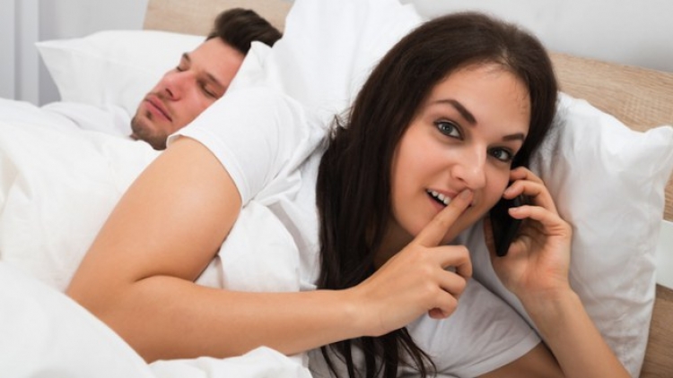 Burri vjen në shtëpi, gjen gruan në krevat me një tjetër dhe shikoni çfarë bën… [FOTO]