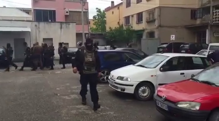 Tentuan të grabisnin banesën, policia arreston bashkëpunëtorin