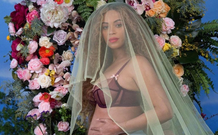 Beyonce pozon NUDO me barkun shumë të fryrë! [FOTO]