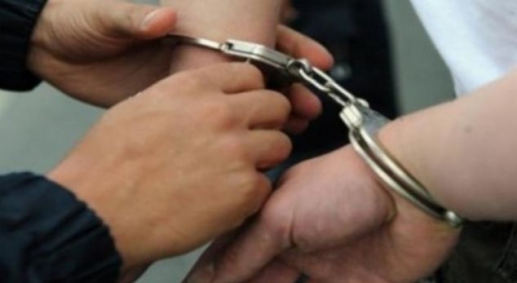 Biznesmeni fierak thyen masën e arrestit, del e grushton një 28-vjeçare