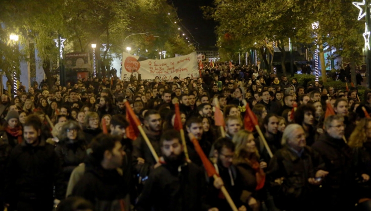 Athina në flakë, protestuesit hedhin bomba molotov ndaj policëve dhe gazetarëve