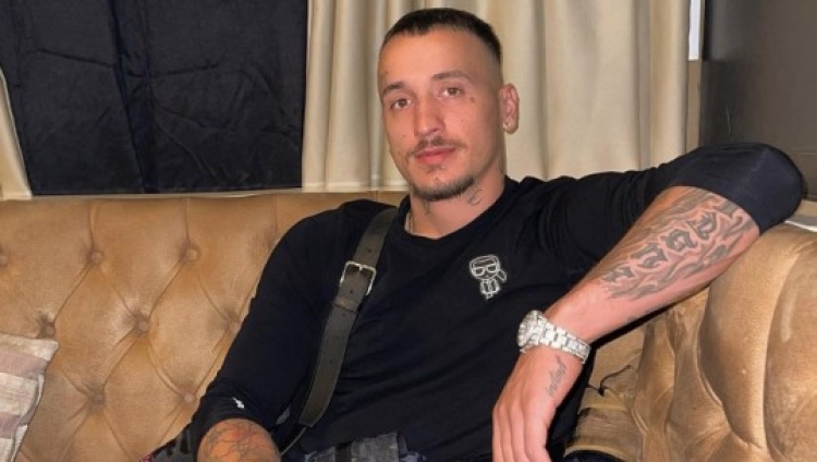 Getinjo në lidhje të re, kush është bukuroshja misterioze në krahët e këngëtarit?