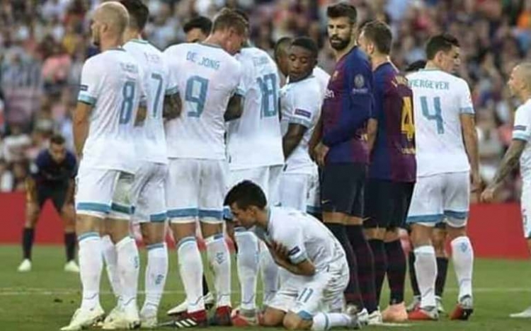 Ja pse arbitri nuk e lejoi Lozano-n të qëndronte pas murit kur shënoi Messi