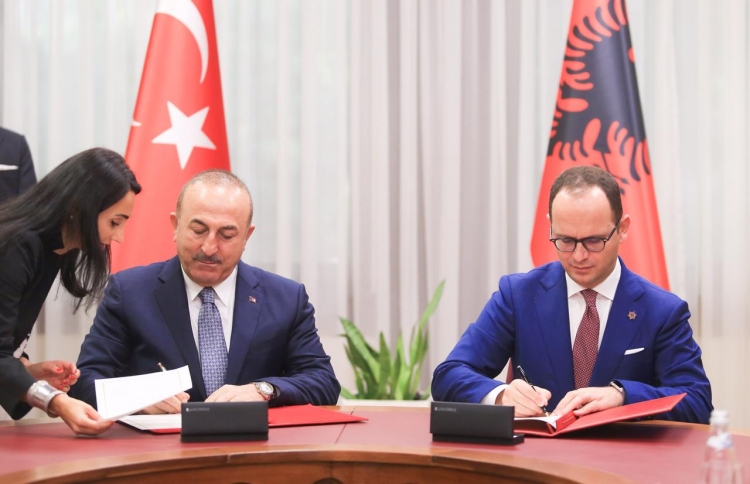 Më shumë shkolla turke në Shqipëri, Ministri i Jashtëm jep lajmin në Tiranë