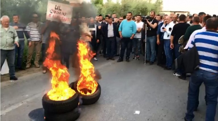 Përshkallëzohet protesta në Elbasan/ I vihen flakët gomave të makinës nën thirrjet ‘’Rama Ik’’