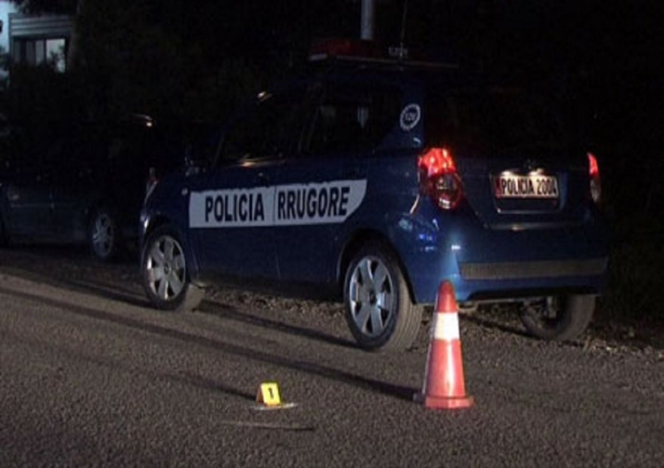 Aksident në Fier, përplasen dy makina, raportohet për të plagosur