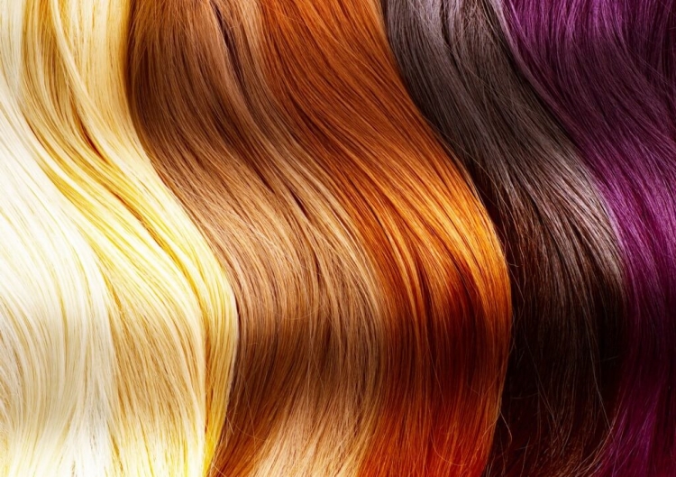 Ngjyra natyrale e flokëve përcakton sasinë e tyre. Cila kryeson?