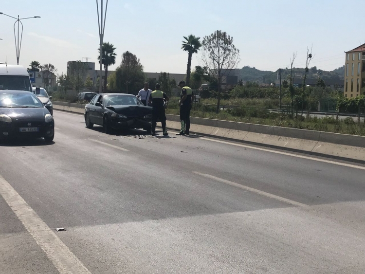 Aksident i trefishtë në autostradën Tiranë-Durrës, makina përfundon përmbysë, rëndohet qarkullimi [VIDEO/FOTO]