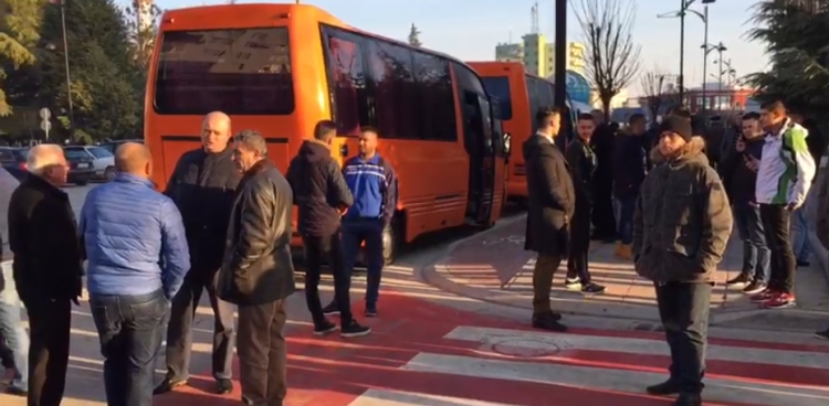 Pak para protestës së opozitës, nisen autobusët nga rrethet. Ja sa persona numërohen [FOTO]