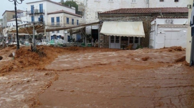 Moti i keq ka shkaktuar përmbytje të mëdha në Greqi, raportohet një grua e vdekur