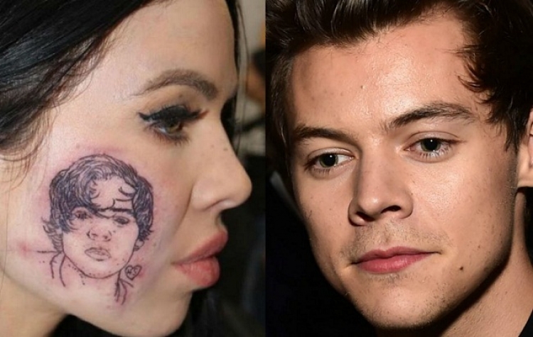 Kërkon t'i tërheqë vëmendjen, këngëtarja bën tatuazh në fytyrë portretin e Harry Styles