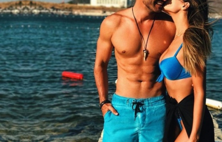 Aktori turk dhe modelja shqiptare “çmendin” rrjetin me këtë foto “HOT” [FOTO]