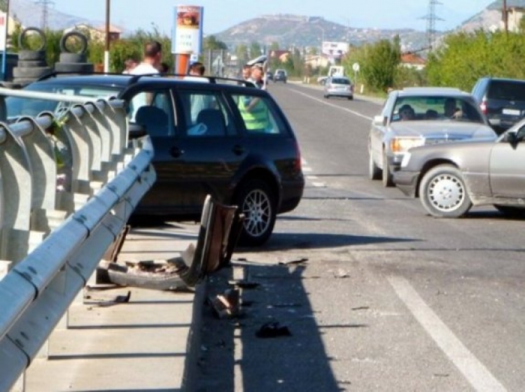 Tiranë, aksident tek rruga Hoxha Tasim, përplasen dy mjete plagosen 3 vajza dhe 1 djalë