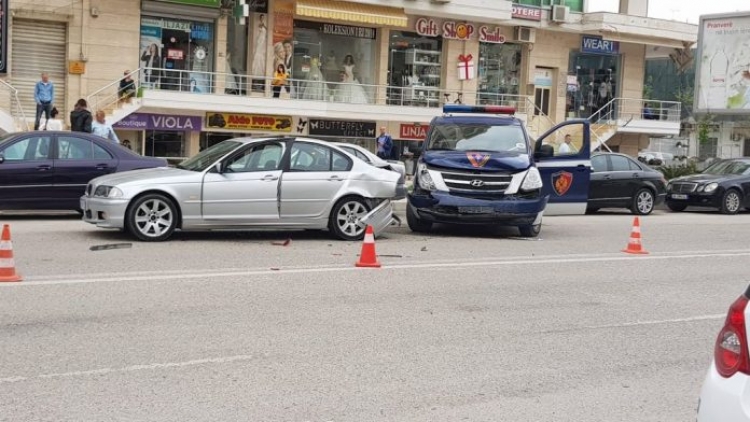 Përplasen makinat, aksidentohen rëndë policët në Fier