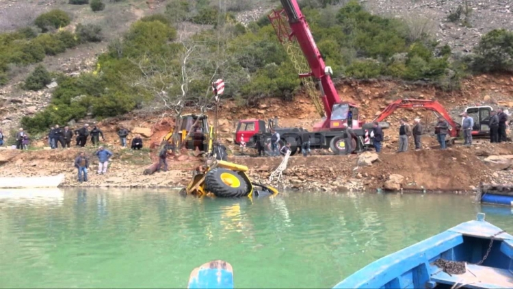 Bie në përrua, humbet jetën shoferi i fadromës