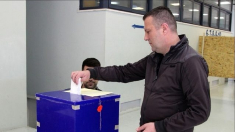 Zgjedhjet në Malin e Zi, Exit Poll nxjerr fitues Gjukanoviç me 53,4 % të votave, dhe shqiptarët votuan pro ti