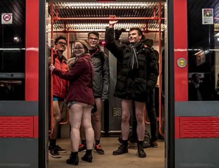 Të sfidosh dimrin, por të respektosh traditën në metro: No pants day [FOTO]