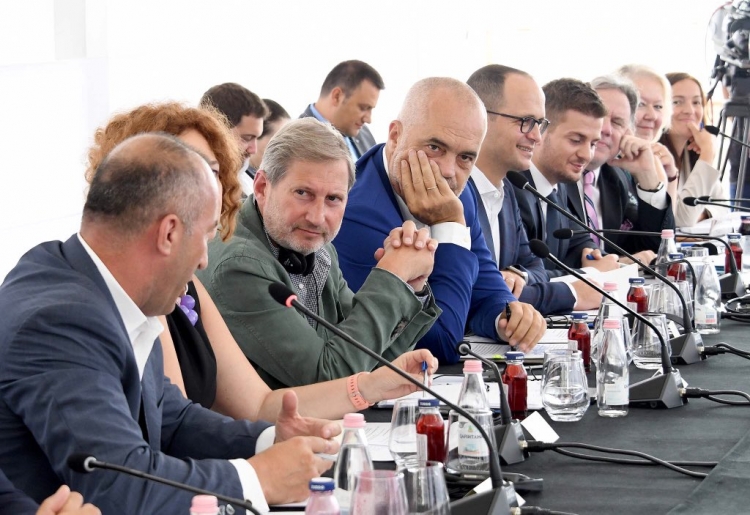 Samiti në Durrës, Hahn: Rajoni do nxisë rritjen ekonomike [FOTO]