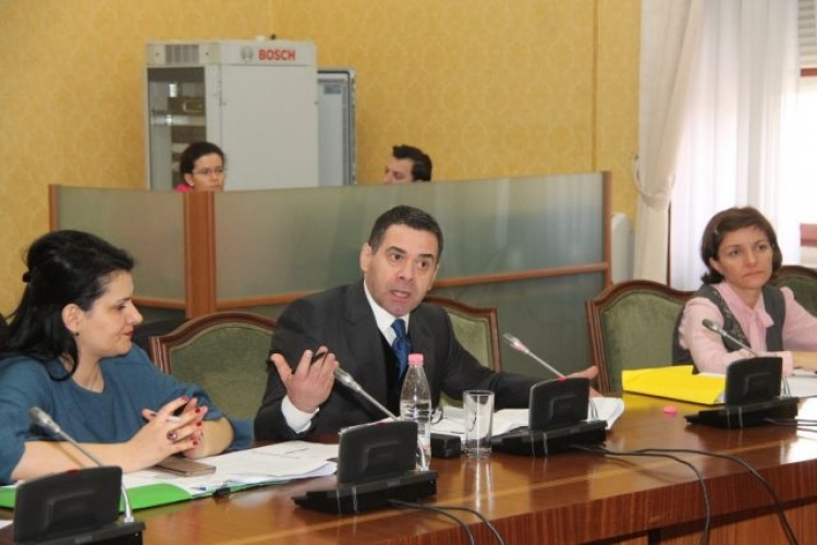 Ç’ndodhi në Komisionin e Ekonomisë, rrëzohet dekreti Metës për buxhetin dhe kandidatura e Vitore Tushës