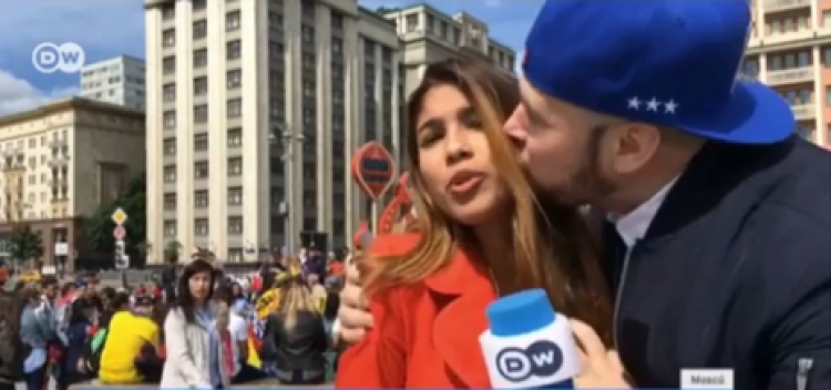 Tifozi puth gazetaren gjatë transmetimit live[VIDEO]