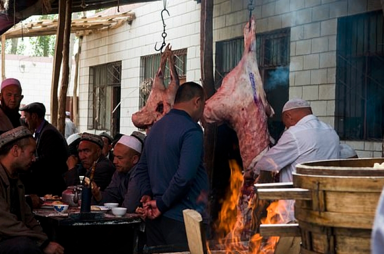 Viti i derrit në Kinë, myslimanët i detyrojnë të hanë mish derri [VIDEO]