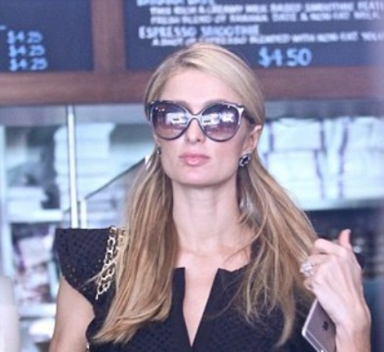 Paris Hilton shfaqet me unazë  diamanti në gishtin e fejesës, por ja çfarë thotë ajo [FOTO]