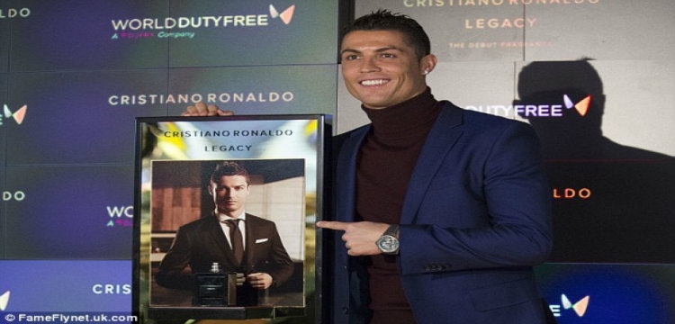 Ronaldo promovon parfumin e tij më të ri