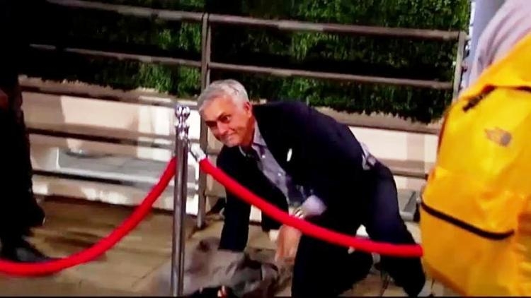 U rrëzua në 'Wembley', Mourinho: E bëra me dashje, meritoj karton të verdhë [VIDEO]