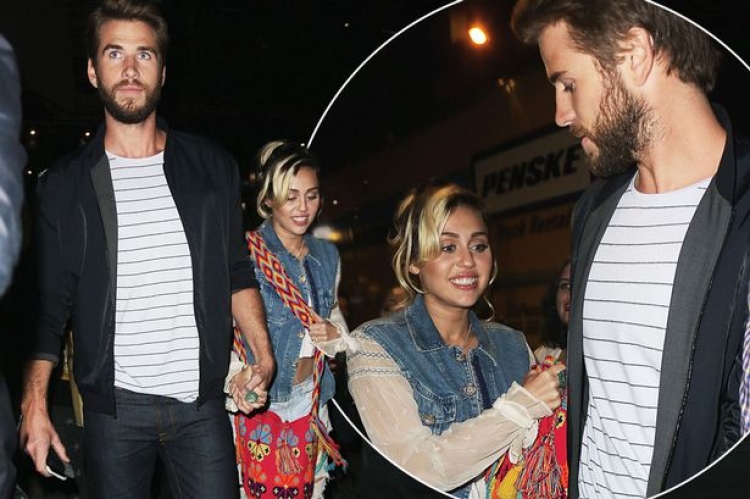 Miley Cyrus e lumtur në krahët e Liam Hemsworth [FOTO]