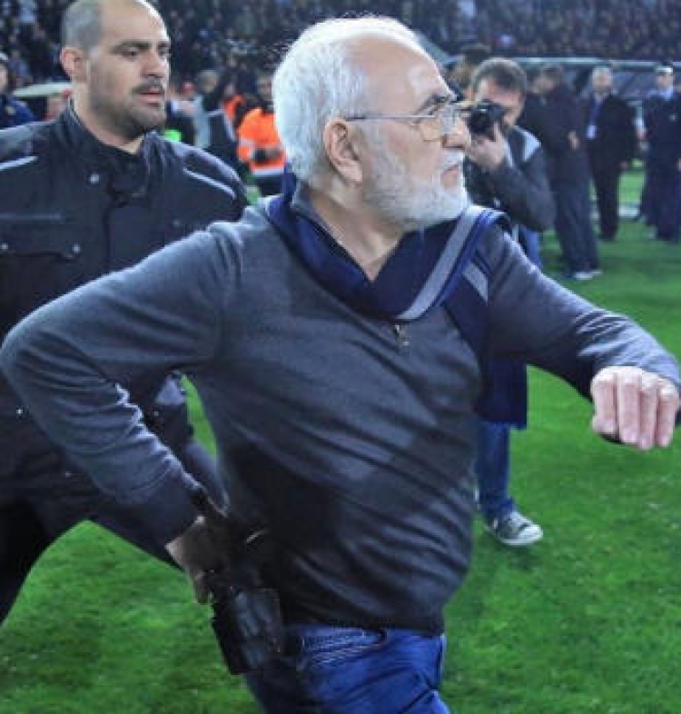 Çmenduri e kaos në futbollin grek, presidenti i PAOK me pistoletë në fushë [FOTO]