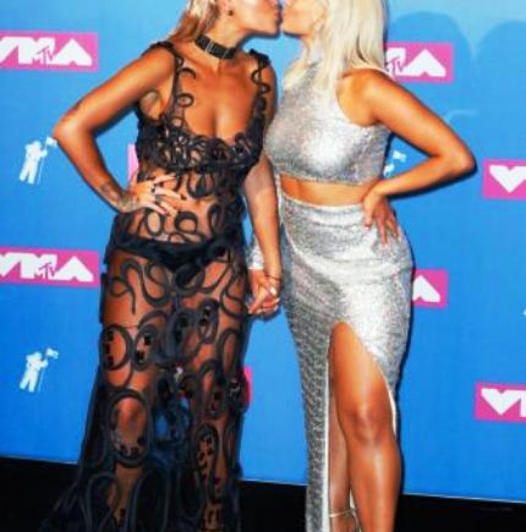 Dy shqiptaret e famshme puthen në buzë në skenën e MTV VMAS [FOTO]