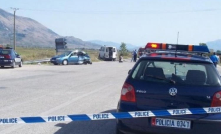Gjirokastër, zetori përplaset me makinën, një i vdekur dhe një i plagosur